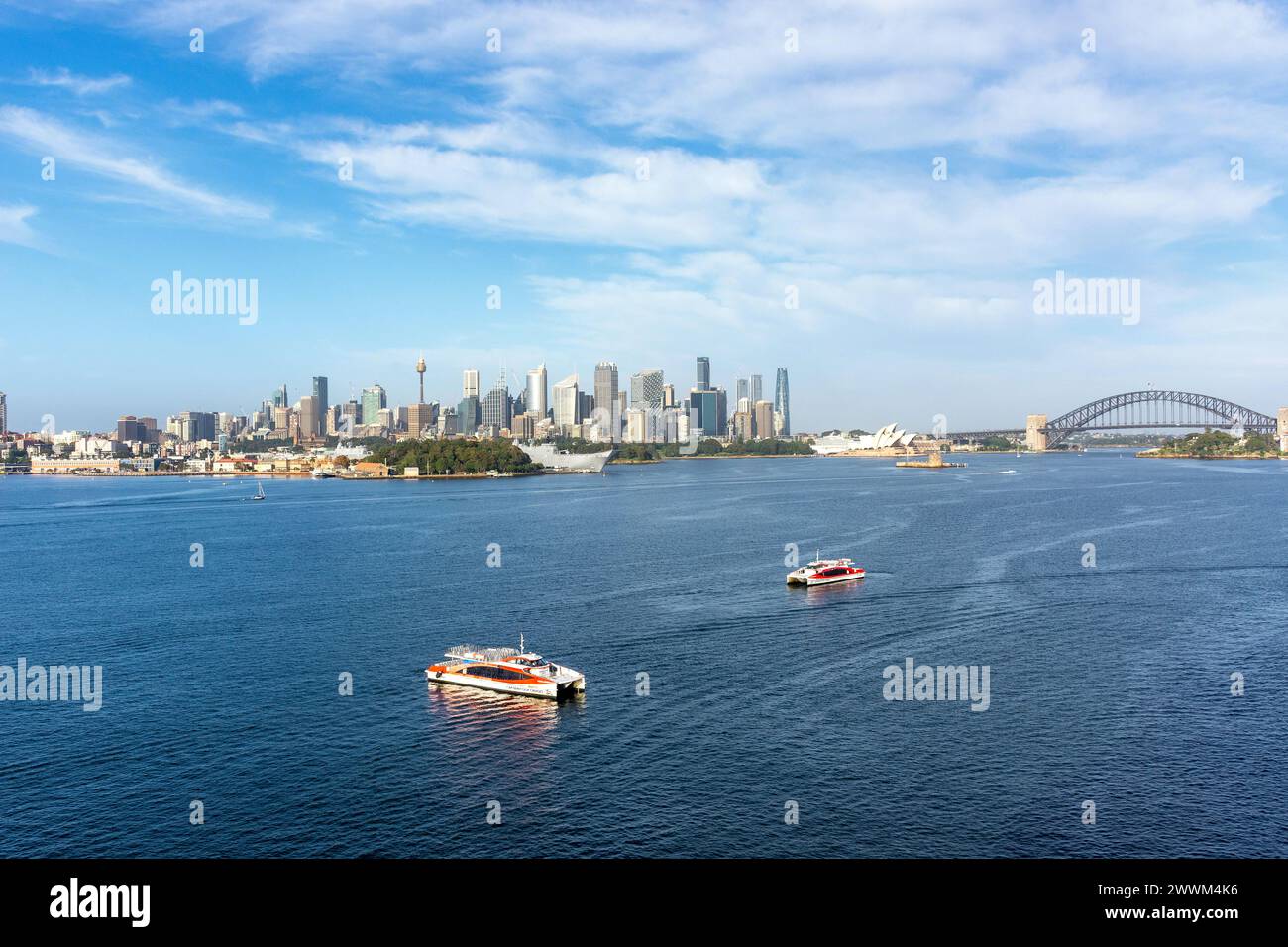 Sydney Business District und Harbour Bridge von Sydney Harbour, Sydney, New South Wales, Australien Stockfoto
