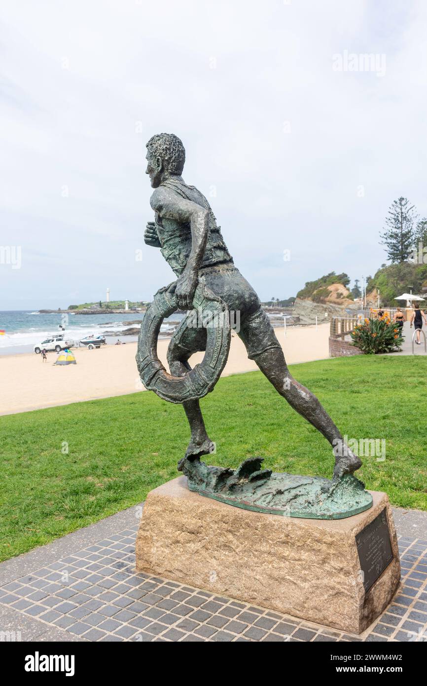 First Livesaving Club Memorial Statue am Wollongong North Beach und Flagstaff Point, Wollongong, New South Wales, Australien Stockfoto
