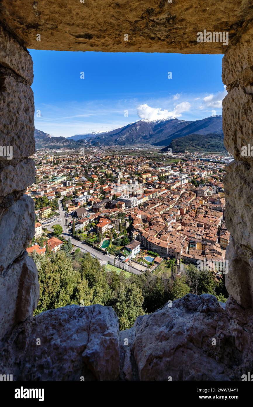 Blick von der Festung Bastione di Riva in Richtung Riva del Garda, Italien Stockfoto Blick von der Festung Bastione di Riva in Richtung Riva del Garda, Italien Stockfoto
