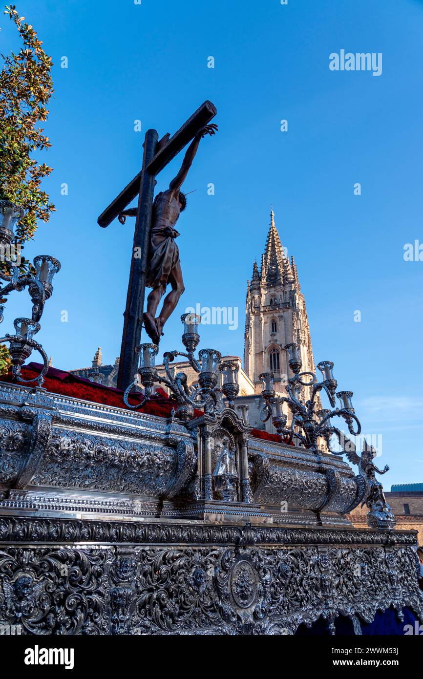 Karwochenprozession in Oviedo, Bruderschaft der Studenten, Asturien. Spanien. Stockfoto
