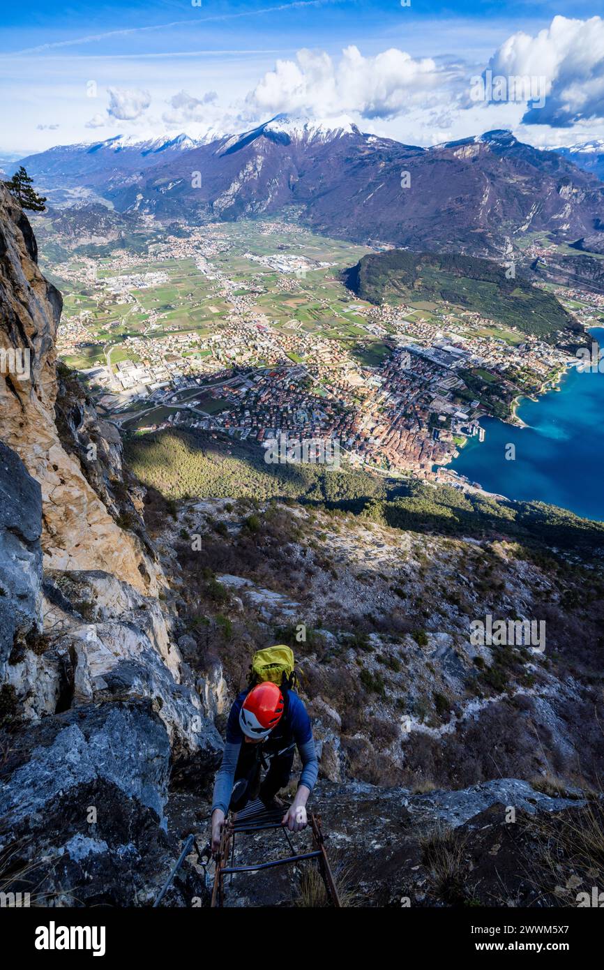 Auf dem Klettersteig Via Ferrata dell’Amicizia in der Nähe von Riva del Garda, Italien Stockfoto