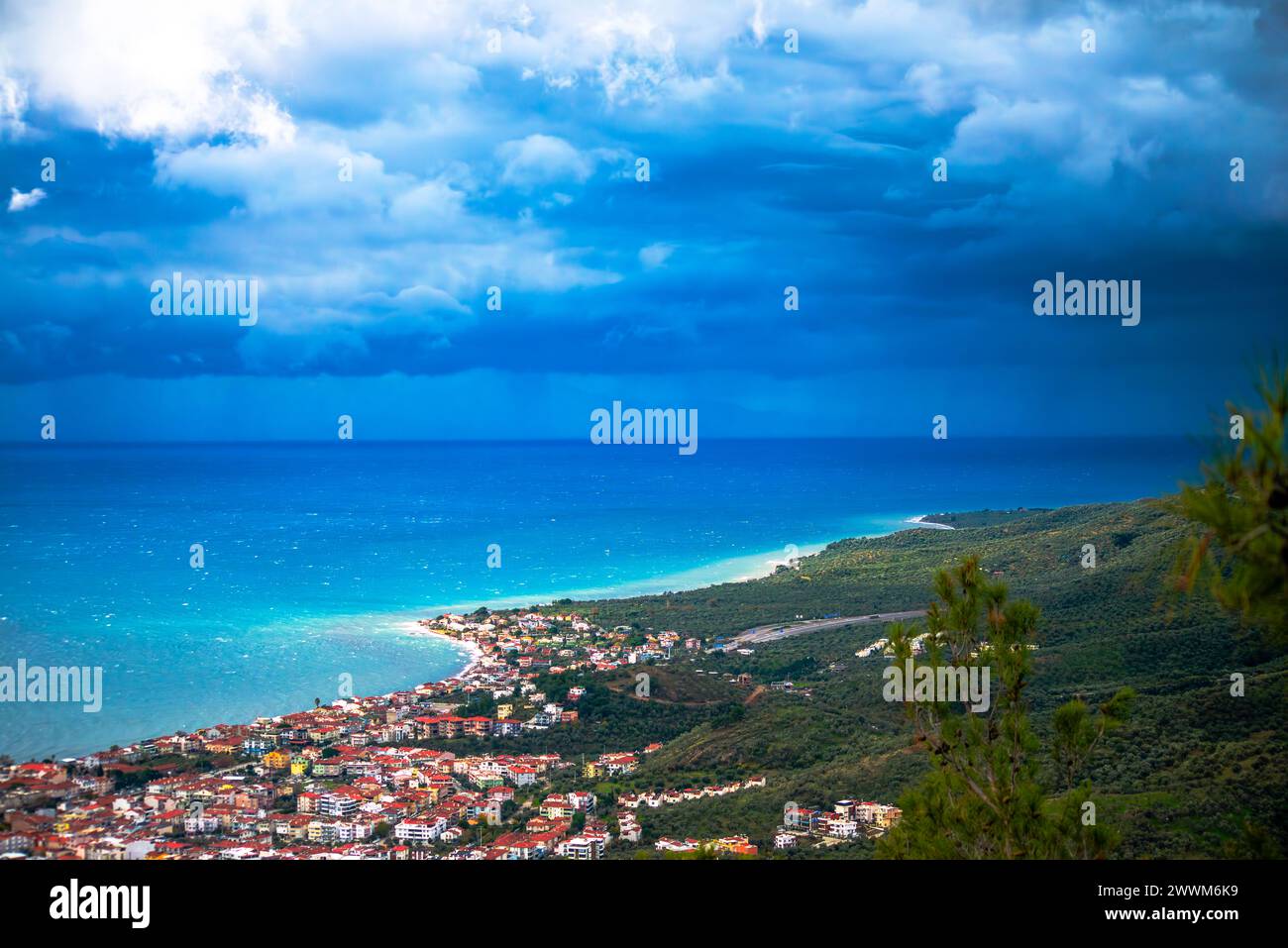 Eine ruhige Küstenstadt, in der charmante Häuser am Strand säumen und ein friedlicher Hafen die Meeresbrise begrüßt und eine idyllische Landschaft am Wasser schafft Stockfoto