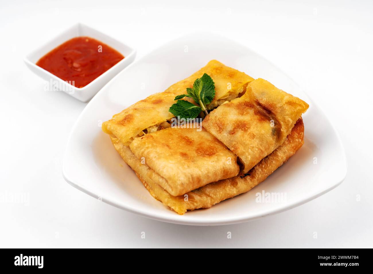 Ei Murtabak oder Marttabak Jawa Gemüse gefüllte Pfannkuchen auf weißem Hintergrund Stockfoto
