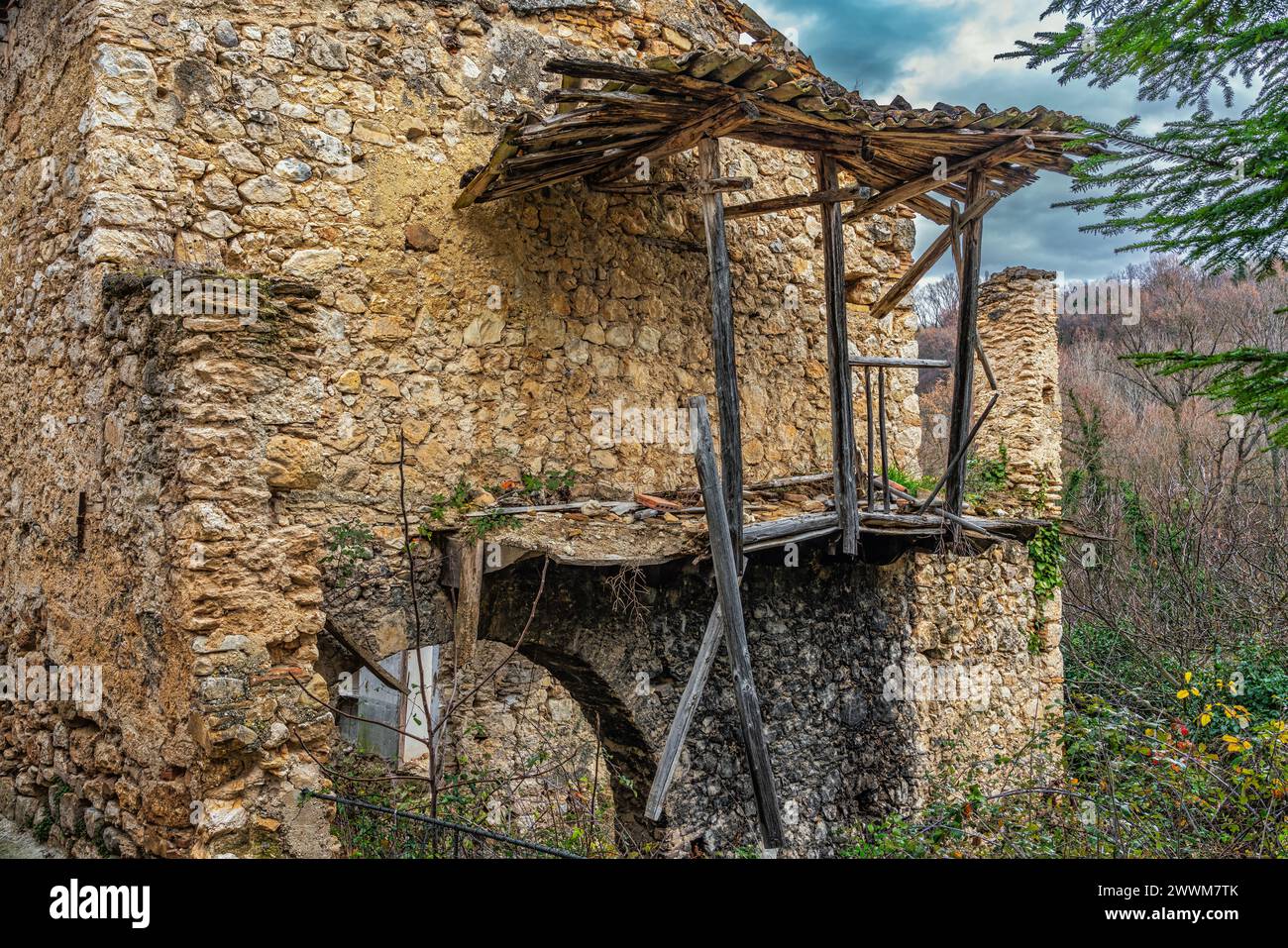 Die charakteristische Holzgafio im lombardischen Stil in einer Ruine in Bugnara. Bugnara, Provinz L'Aquila, Abruzzen, Italien, Europa Stockfoto