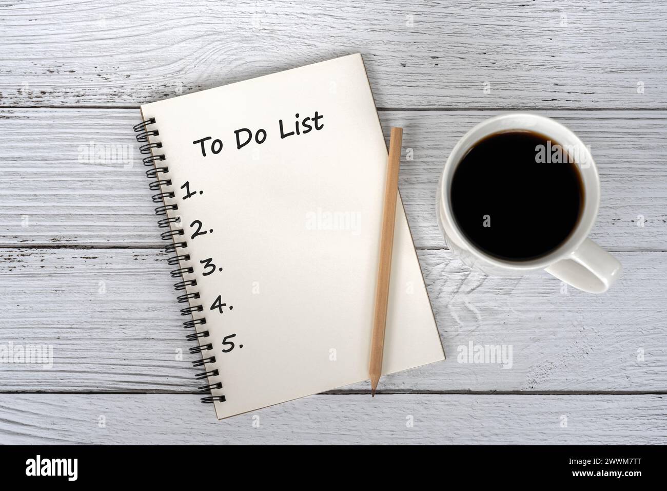 Tasse Kaffee und Text der To-do-Liste auf dem Notizblock Stockfoto