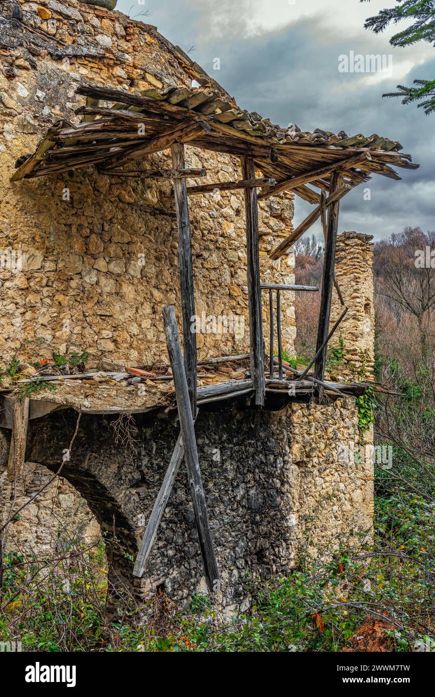 Die charakteristische Holzgafio im lombardischen Stil in einer Ruine in Bugnara. Bugnara, Provinz L'Aquila, Abruzzen, Italien, Europa Stockfoto