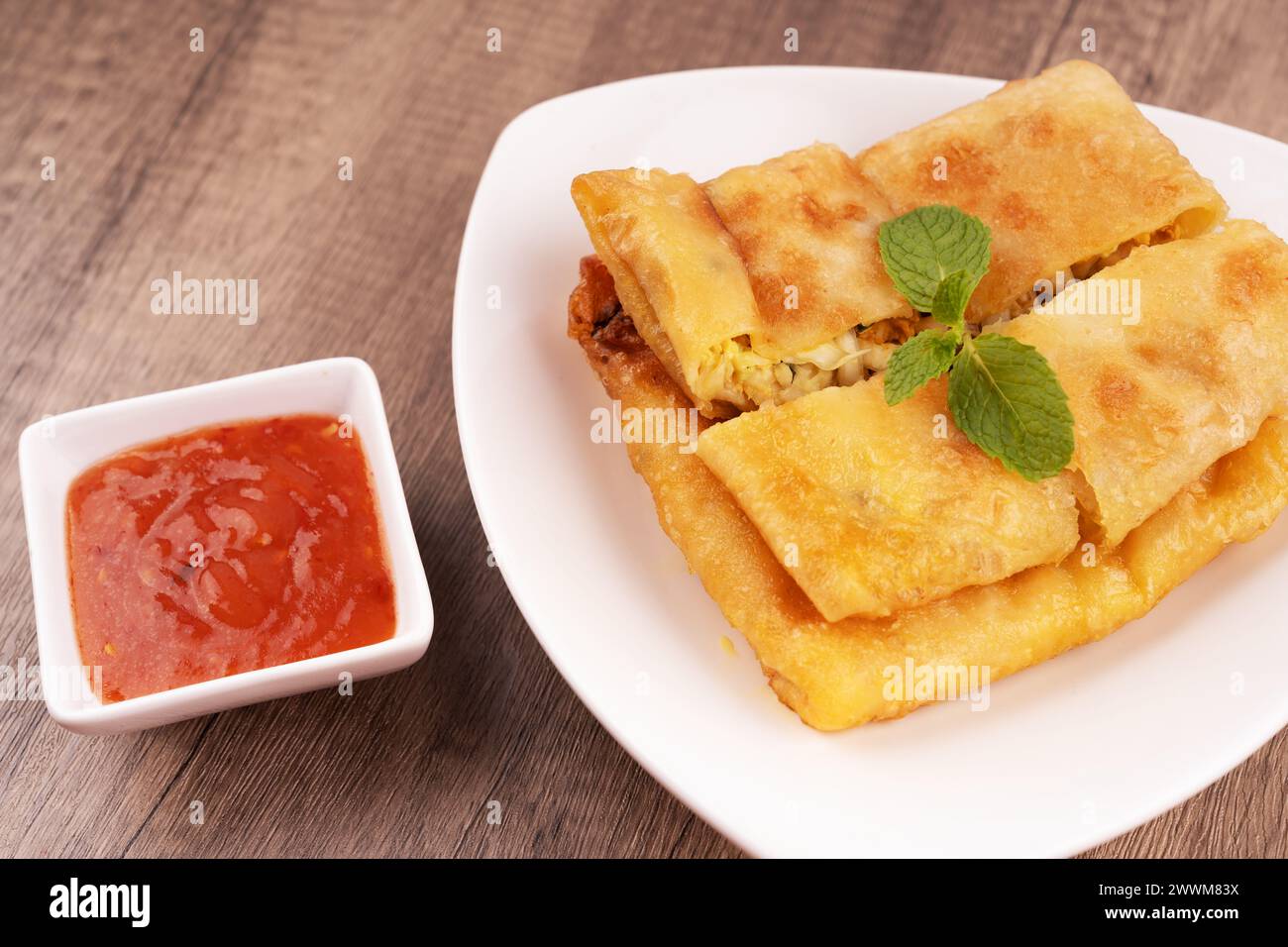 Eier Murtabak oder Marttabak Jawa Gemüse gefüllte Pfannkuchen Stockfoto