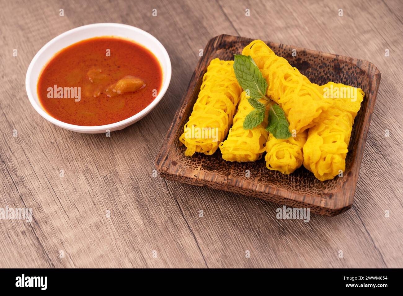 Roti Jala oder Netzbrot und Currysauce Stockfoto