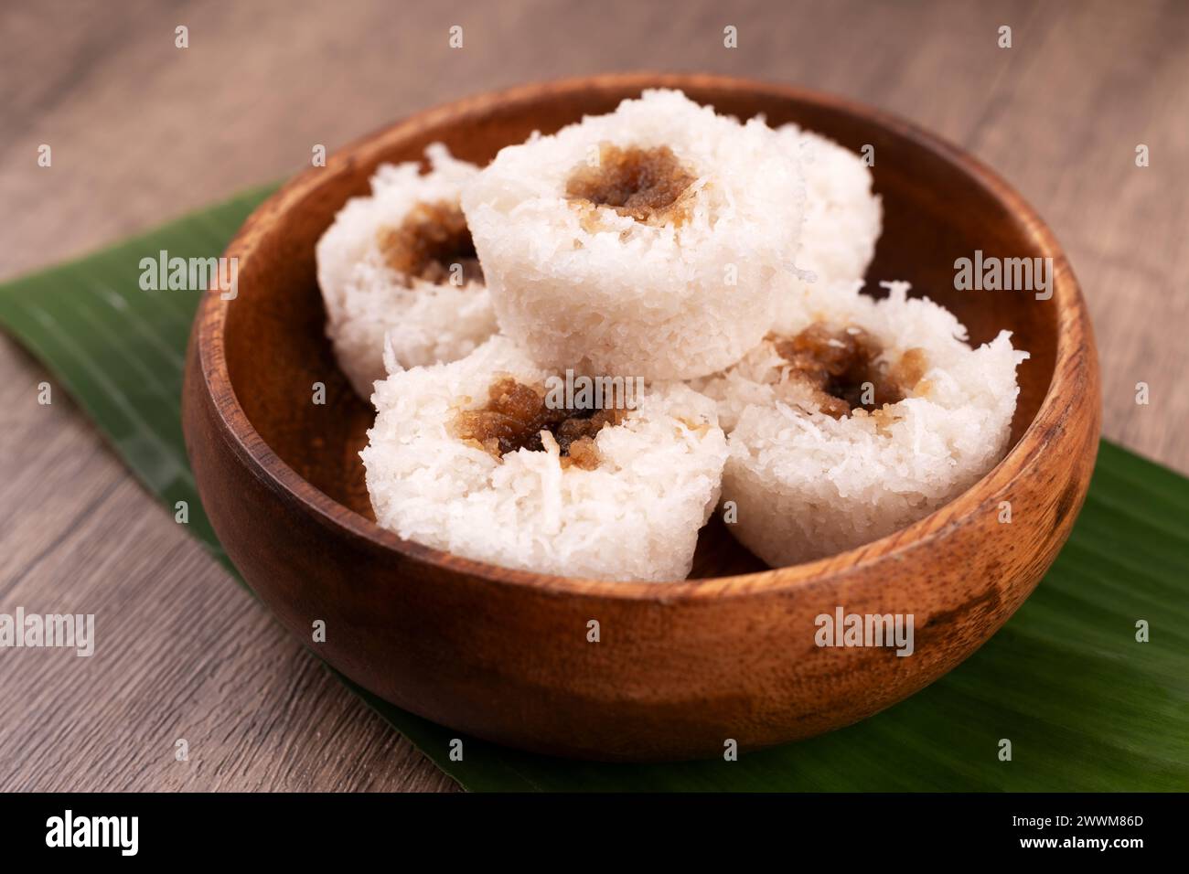 Nahaufnahme von Putu bambu oder gedämpftem Reismehlkuchen mit geriebener Kokos- und Palmzuckerfüllung Stockfoto
