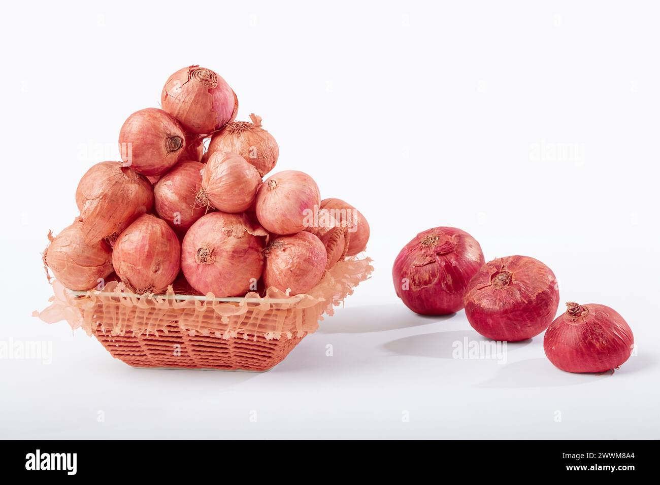 Echtes Zwiebelgemüse auf weißem Hintergrund Stockfoto