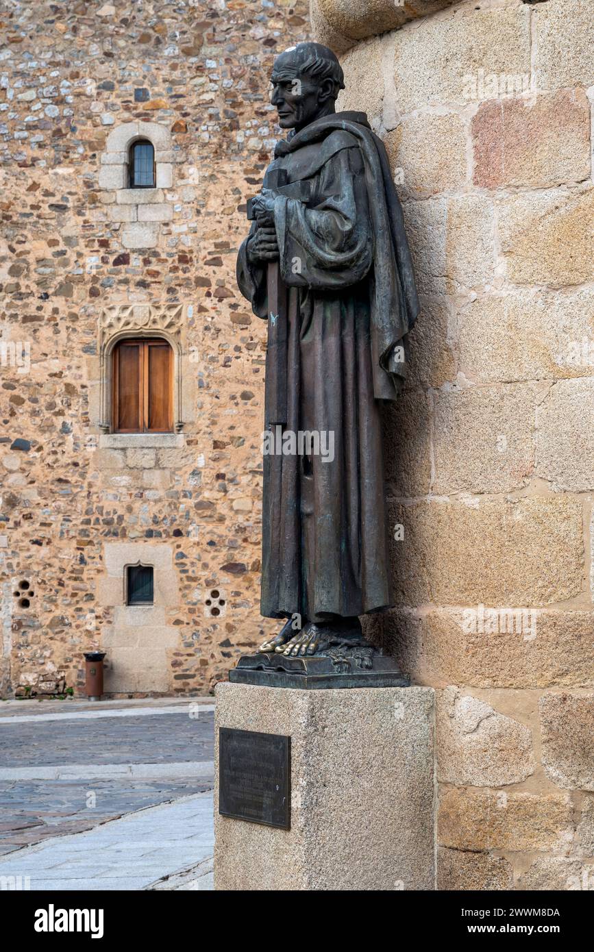 Statue von San Pedro de Alcántara vor der Kathedrale, Caceres, Extremadura, Spanien Stockfoto