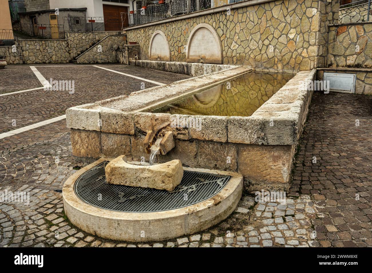 Der alte Brunnen, der heute restauriert wurde, dient auch als öffentliches Waschhaus und Trinkrinne für Tiere in Casale Cocullo. Cocullo, Abruzzen Stockfoto