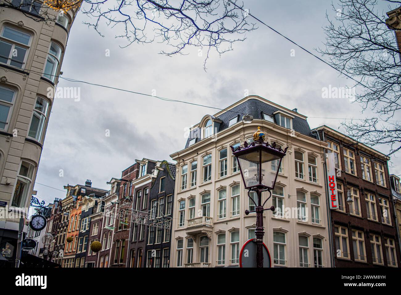 Die Straßen Amsterdams werden mit bezaubernden Gebäuden mit historischer niederländischer Architektur, lebhaften Fassaden und malerischen Kopfsteinpflasterstraßen zum Leben erweckt. Stockfoto