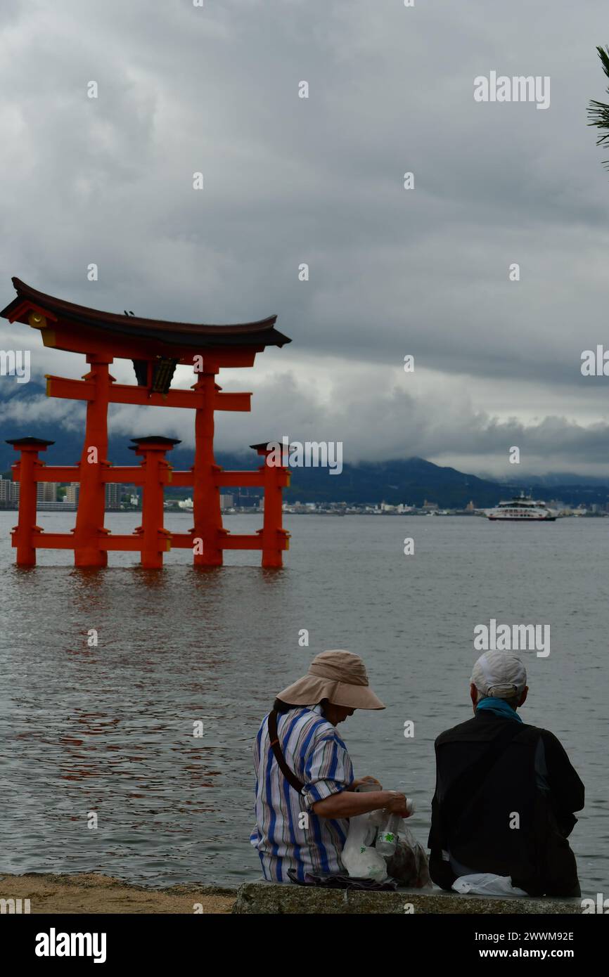Ein Paar vor dem itsukushima-Schrein Stockfoto