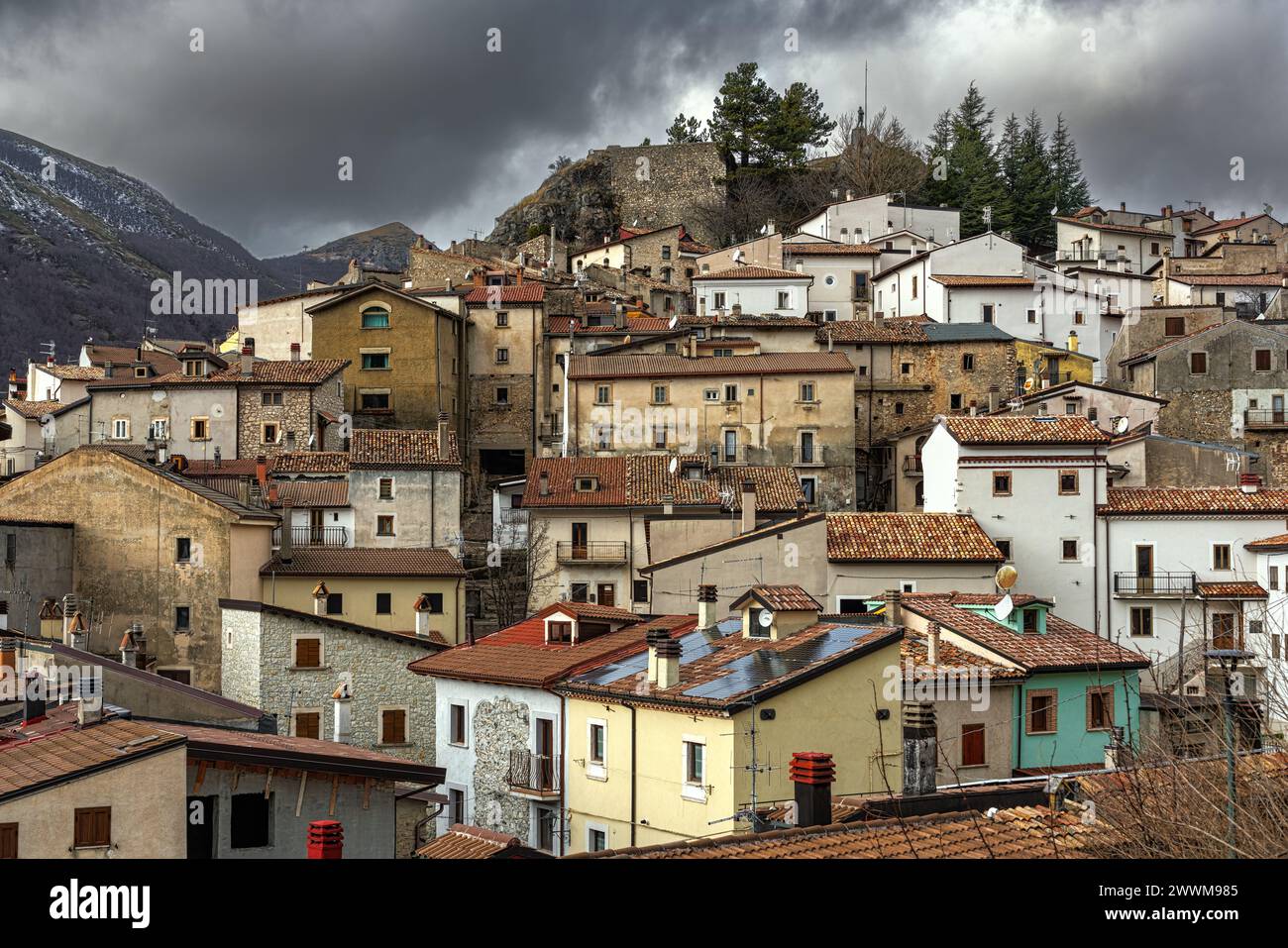 Blick auf das Skigebiet Ovindoli unter einem bleiernen Himmel. Ovindoli, Abruzzen, Italien, Europa Stockfoto