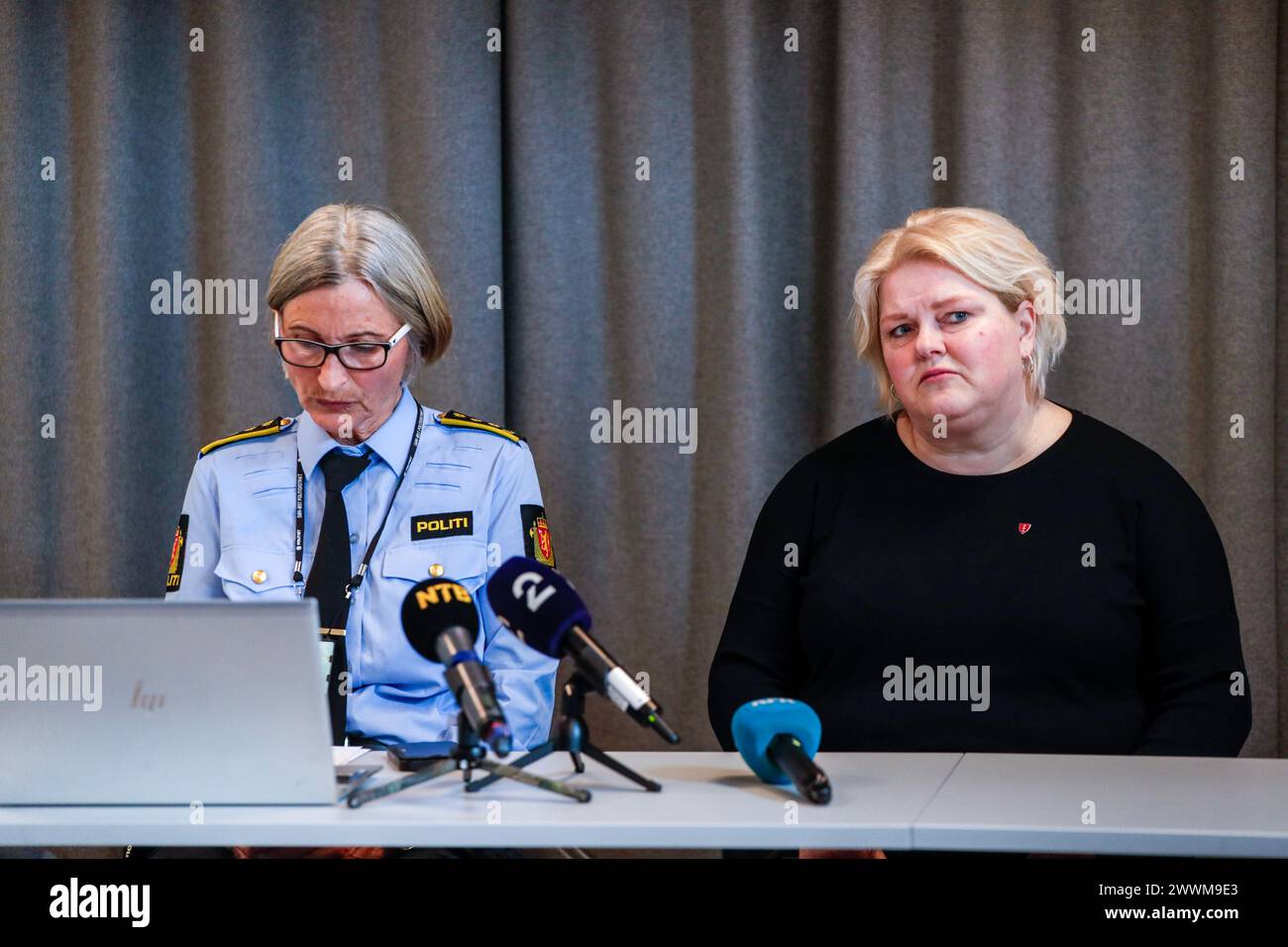 AAL 20240324.Polizeichef Brit Fysken (links) und Bürgermeister der Gemeinde AAL Solveig Vestenfor (rechts) während eines Pressegesprächs in der Polizeiwache Midtre Hallingdal am Sonntagmorgen. Vier Menschen wurden am Samstagabend in Torpo in der Gemeinde Ål tot aufgefunden. Foto: Frederik Ringnes / NTB Stockfoto