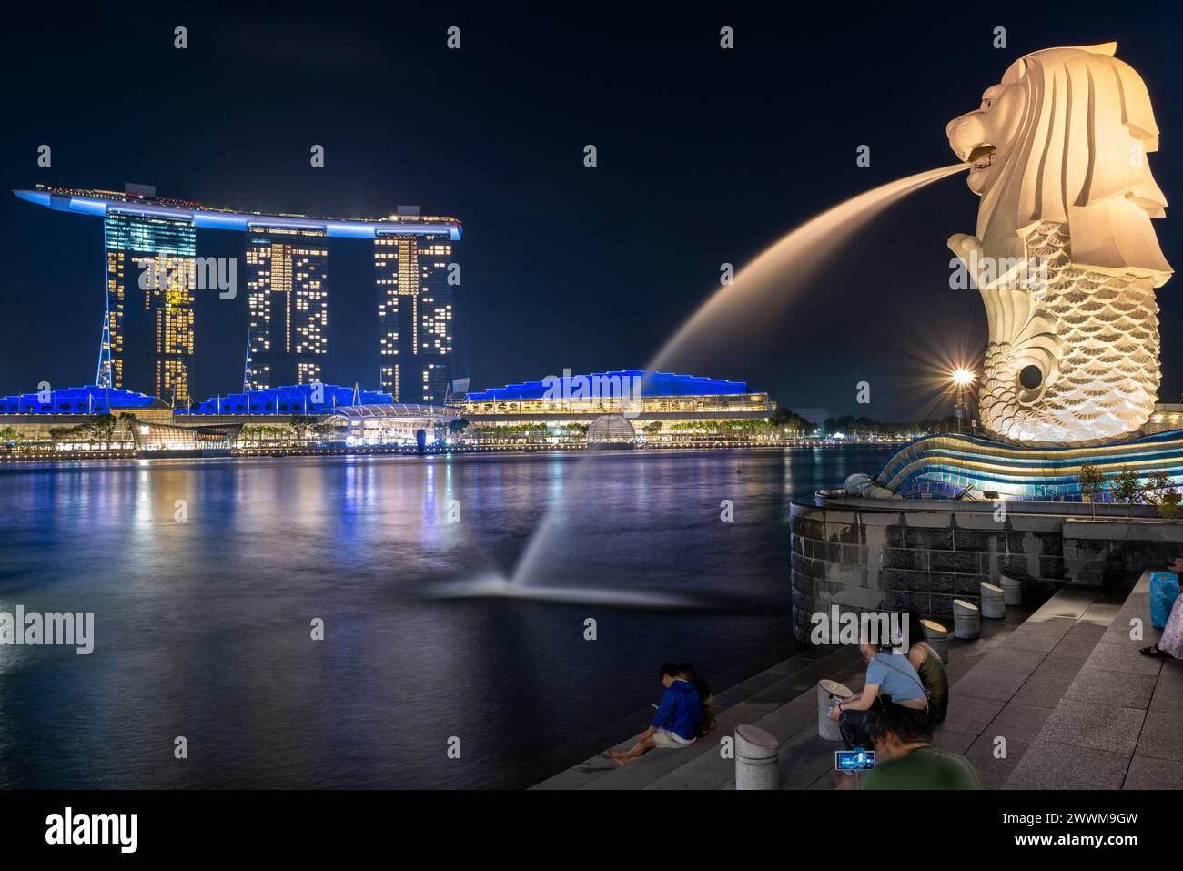 Blick auf Merlion und das Luxushotel Marina Bay Sands in Singapur Stockfoto