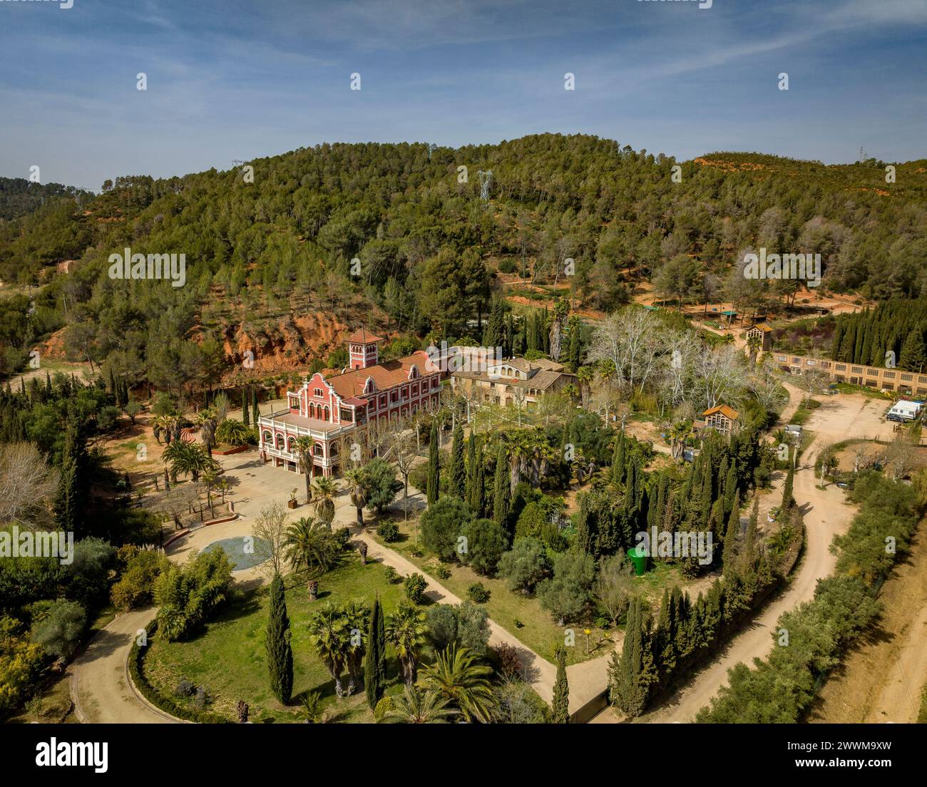 Can Coromines Haus in Castellbisbal mit dem Wald der Aleppo-Kiefer (Pinus halepensis), der von Dürre im Hintergrund betroffen ist. Barcelona Katalonien Spanien Stockfoto