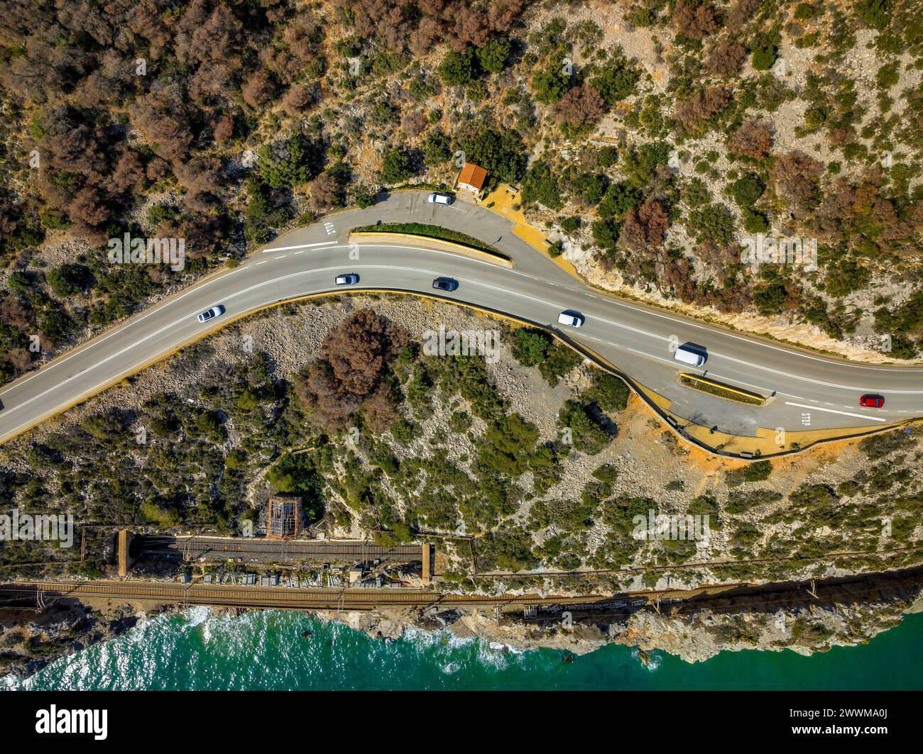 Blick von oben auf die kurvenreiche Straße der Costes del Garraf (Barcelona, Katalonien, Spanien) ESP: Vista aérea cenital de la carretera sinuosa Stockfoto