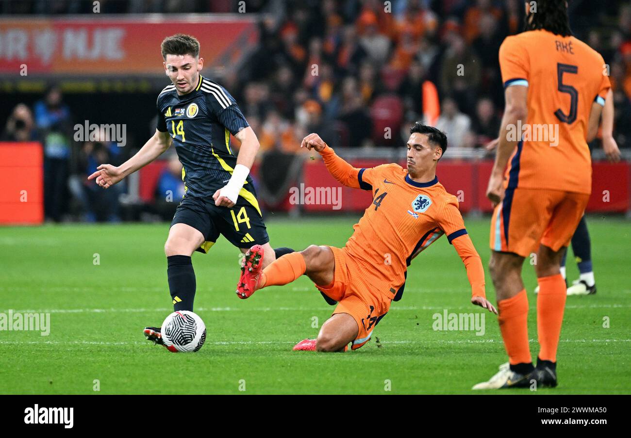 Fußball, internationales Spiel, Freundschaftsspiel zur Euro 2024, Amsterdam Arena, Niederlande - Schottland; Billy Graham (SCO), Tijani Reijnders (NED) Stockfoto