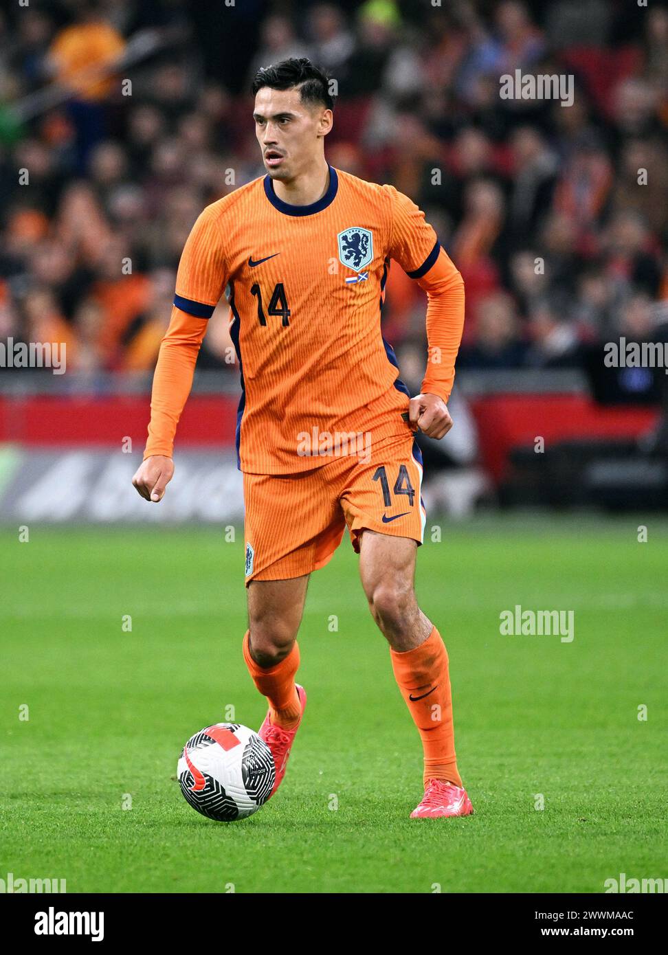 Fussball, LŠnderspiel, Freundschaftsspiel zur Euro 2024, Amsterdam Arena, Niederlande - Schottland 4:0; Tijani Reijnders (NED). Aktion, Einzelbild. DIE UEFA-VORSCHRIFTEN VERBIETEN DIE VERWENDUNG VON FOTOS ALS BILDSEQUENZEN UND/ODER QUASI-VIDEO Stockfoto