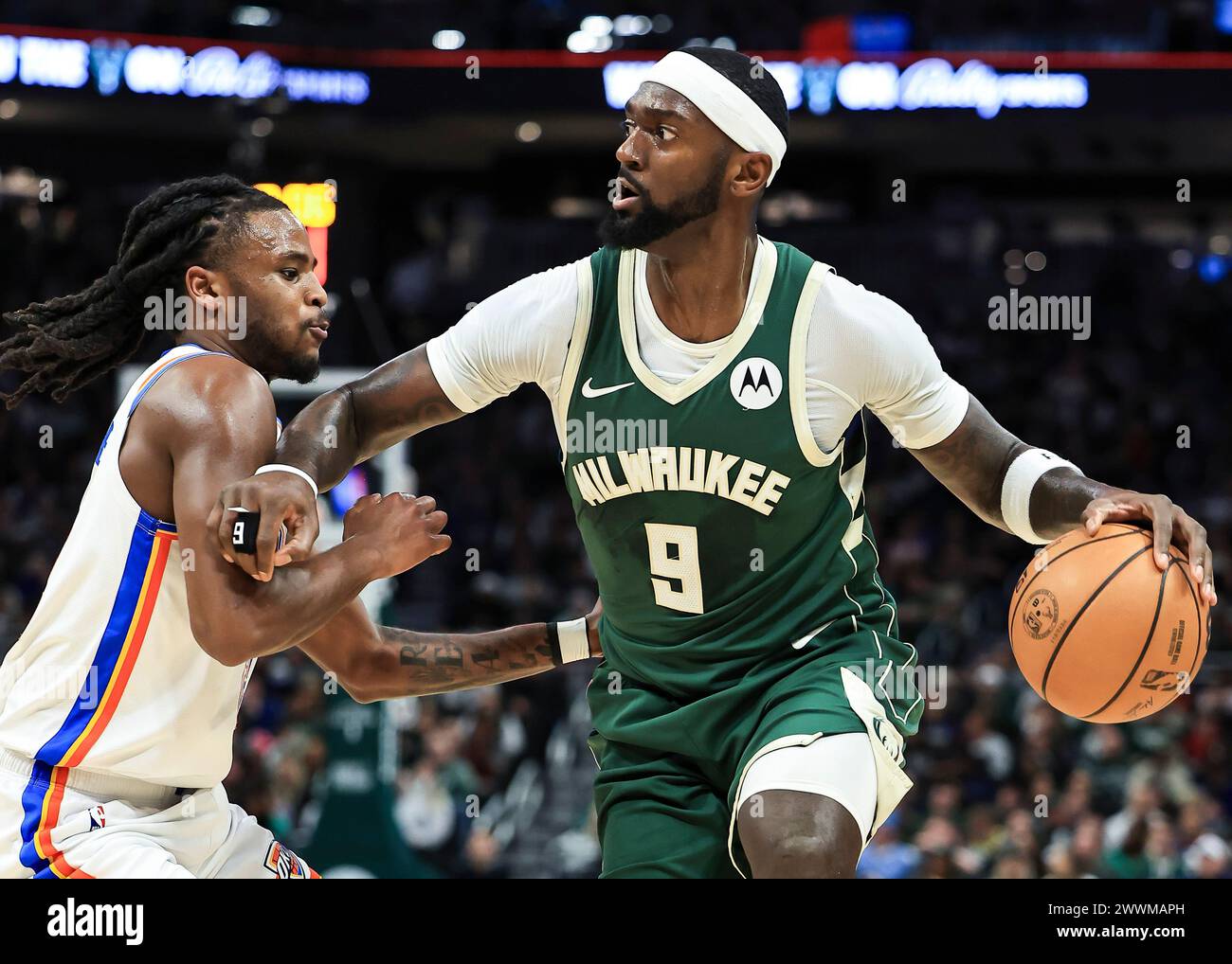 Milwaukee, USA. März 2024. Milwaukee Bucks' Bobby Portis (R) kontrolliert den Ball während des regulären NBA-Saisonspiels zwischen Oklahoma City Thunder und Milwaukee Bucks in Milwaukee, USA, am 24. März 2024. Quelle: Joel Lerner/Xinhua/Alamy Live News Stockfoto