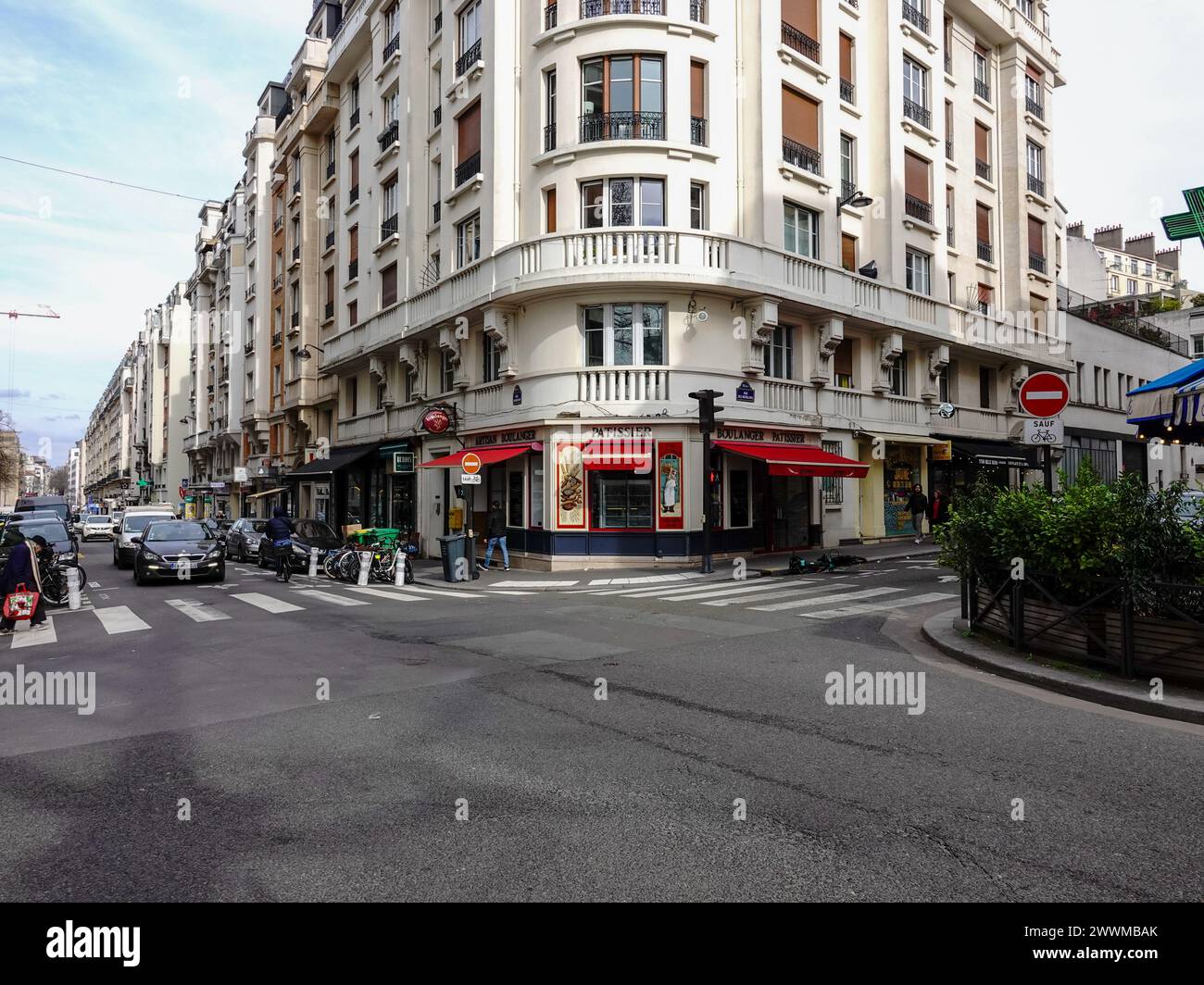 Straßenszene, Pariser Leben im 15. Arrondissement vor einer französischen Bäckerei, Boulangerie, Paris, Frankreich. Stockfoto