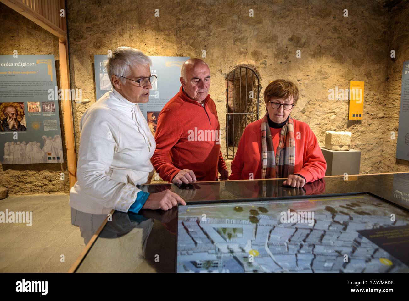 Einige Besucher des Cerdà-Museums, in dem die Geschichte des alten Klosters von Puigcerdà erklärt wird (Cerdanya, Girona, Spanien) Stockfoto