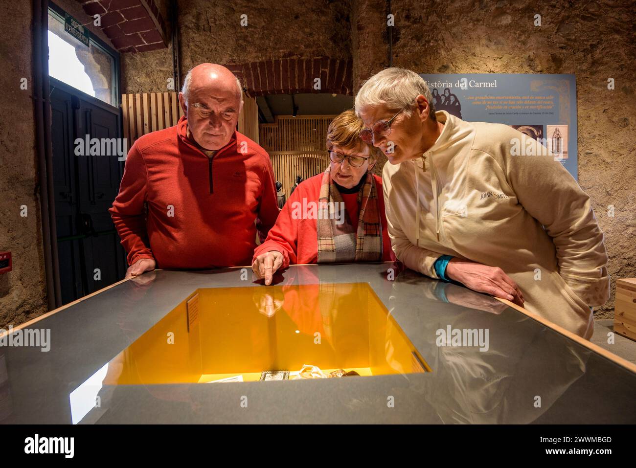 Einige Besucher des Cerdà-Museums, in dem die Geschichte des alten Klosters von Puigcerdà erklärt wird (Cerdanya, Girona, Spanien) Stockfoto