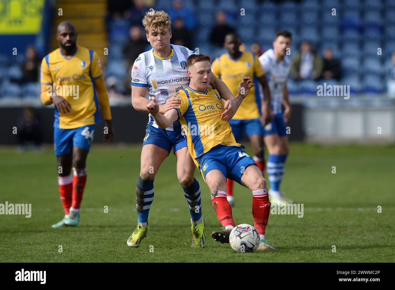 Cameron McGeehan aus Colchester United kämpft gegen Louis Reed aus Mansfield Town - Mansfield Town gegen Colchester United, Sky Bet League Two, One Call Stadium, Mansfield, Großbritannien - 23. März 2024 nur redaktionelle Verwendung - es gelten Einschränkungen bei DataCo Stockfoto