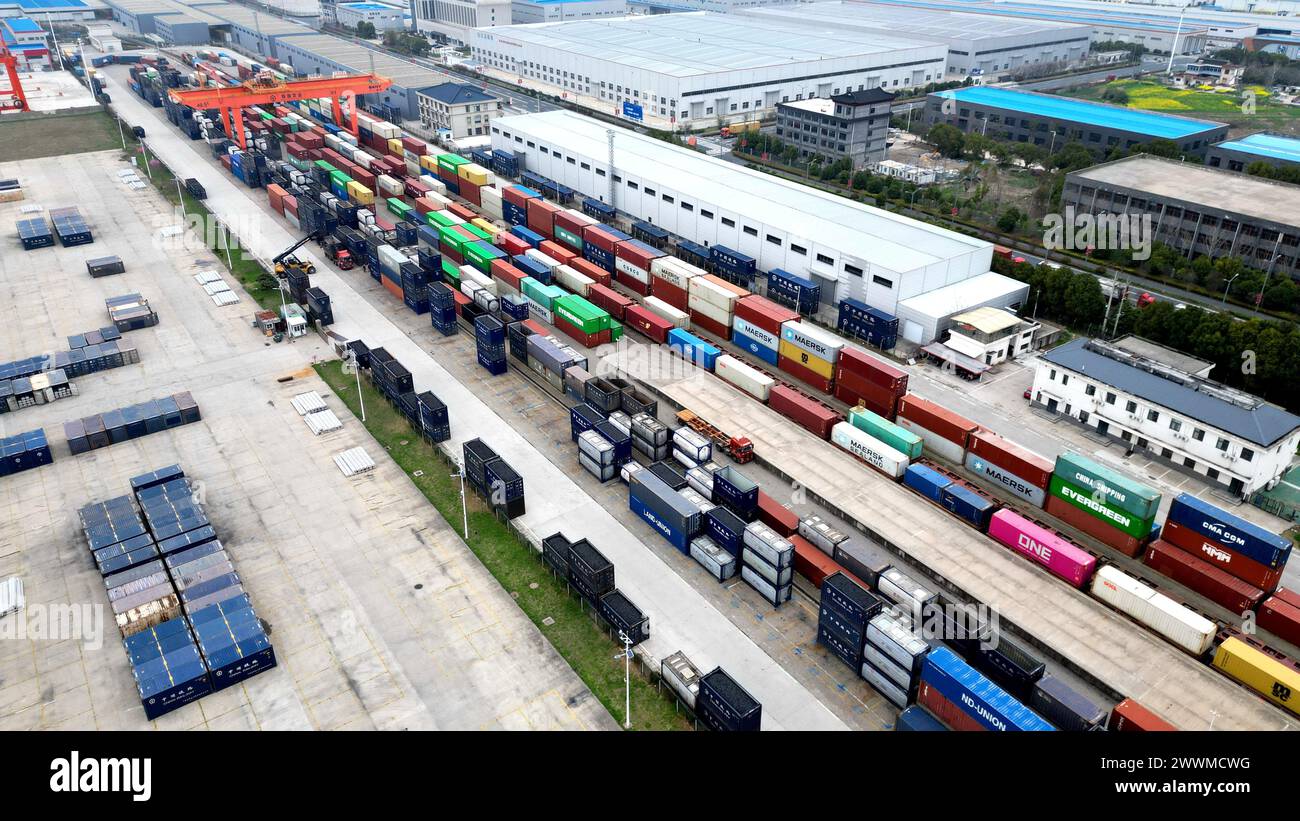 NANTONG, CHINA - 24. MÄRZ 2024 - Lokomotiven, Hubmaschinen und Containerwagen arbeiten in der Haian Logistics Basis in Nan ordentlich Stockfoto