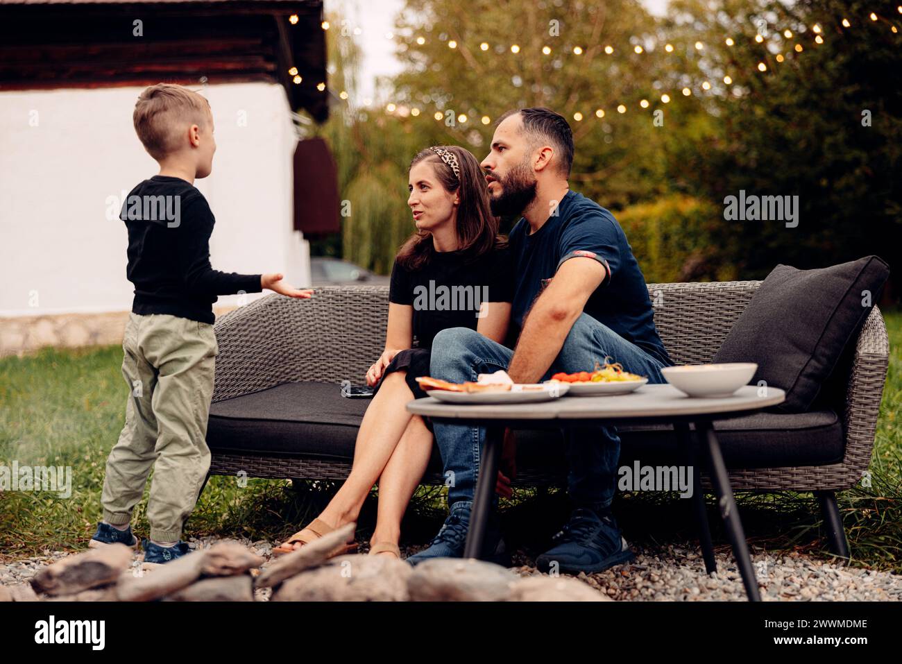 Eine dreiköpfige Familie genießt die Zeit im Garten Stockfoto