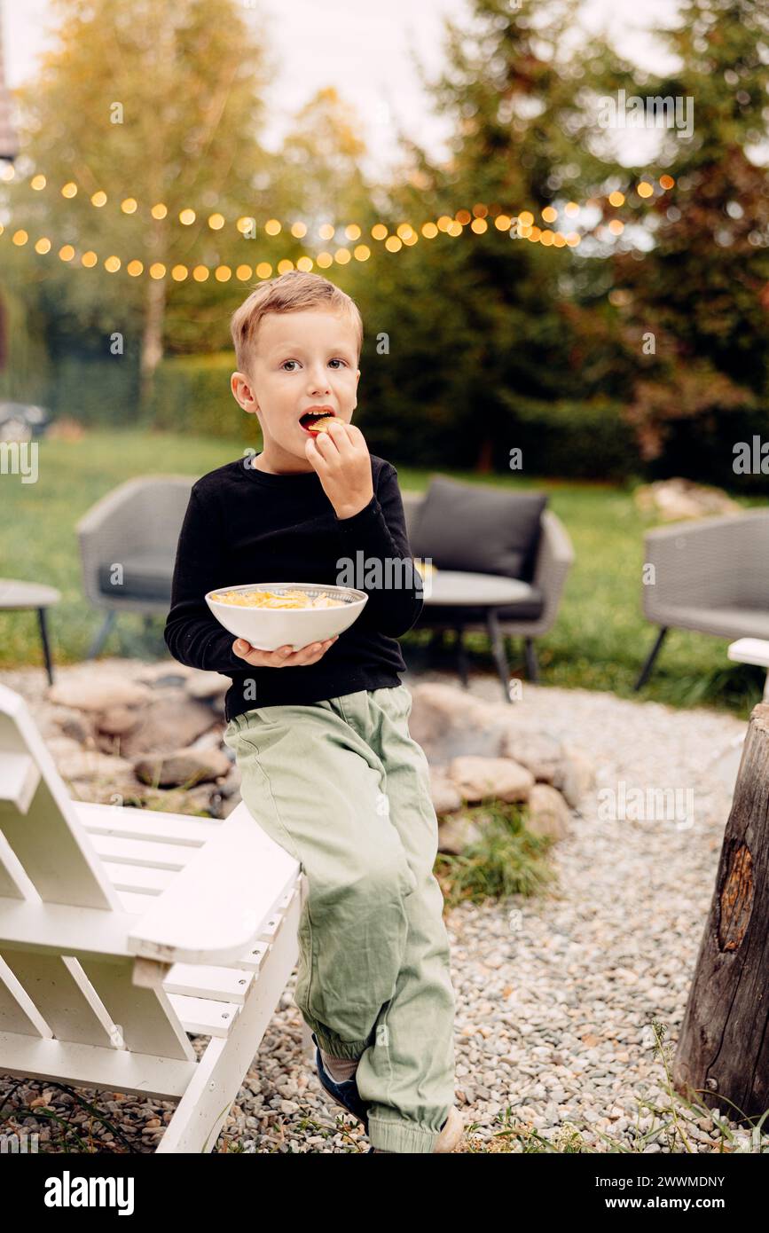 Ein lächelnder, verspielter Junge im Garten Stockfoto