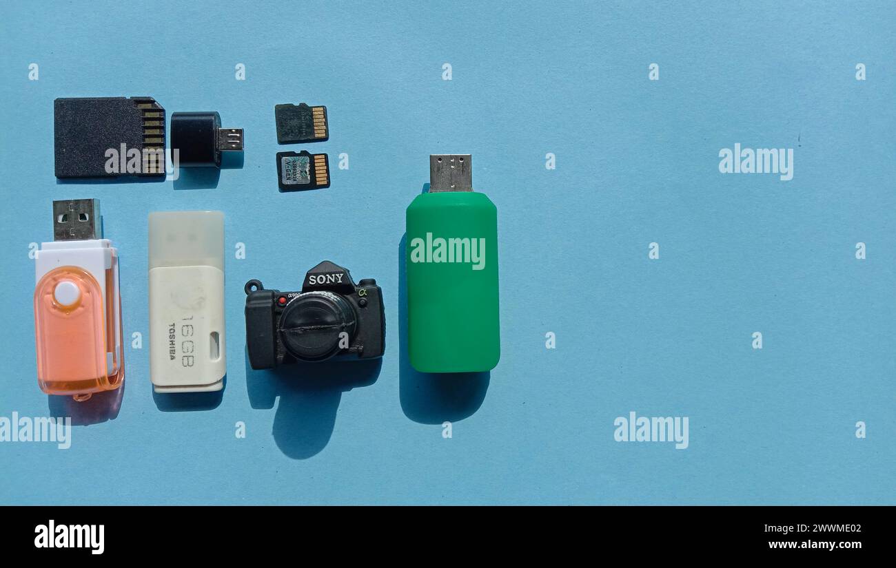 Fotos von einigen elektronischen Arbeitsunterstützungselementen, Flash-Laufwerken in verschiedenen Formen Stockfoto