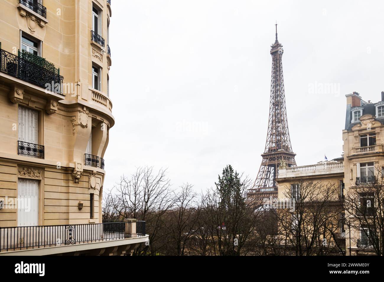 5. Dezember 2023 - Eiffelturm mit Wohnungen und Häusern im Vordergrund, Avenue de Camoens, Paris, Frankreich. Stockfoto