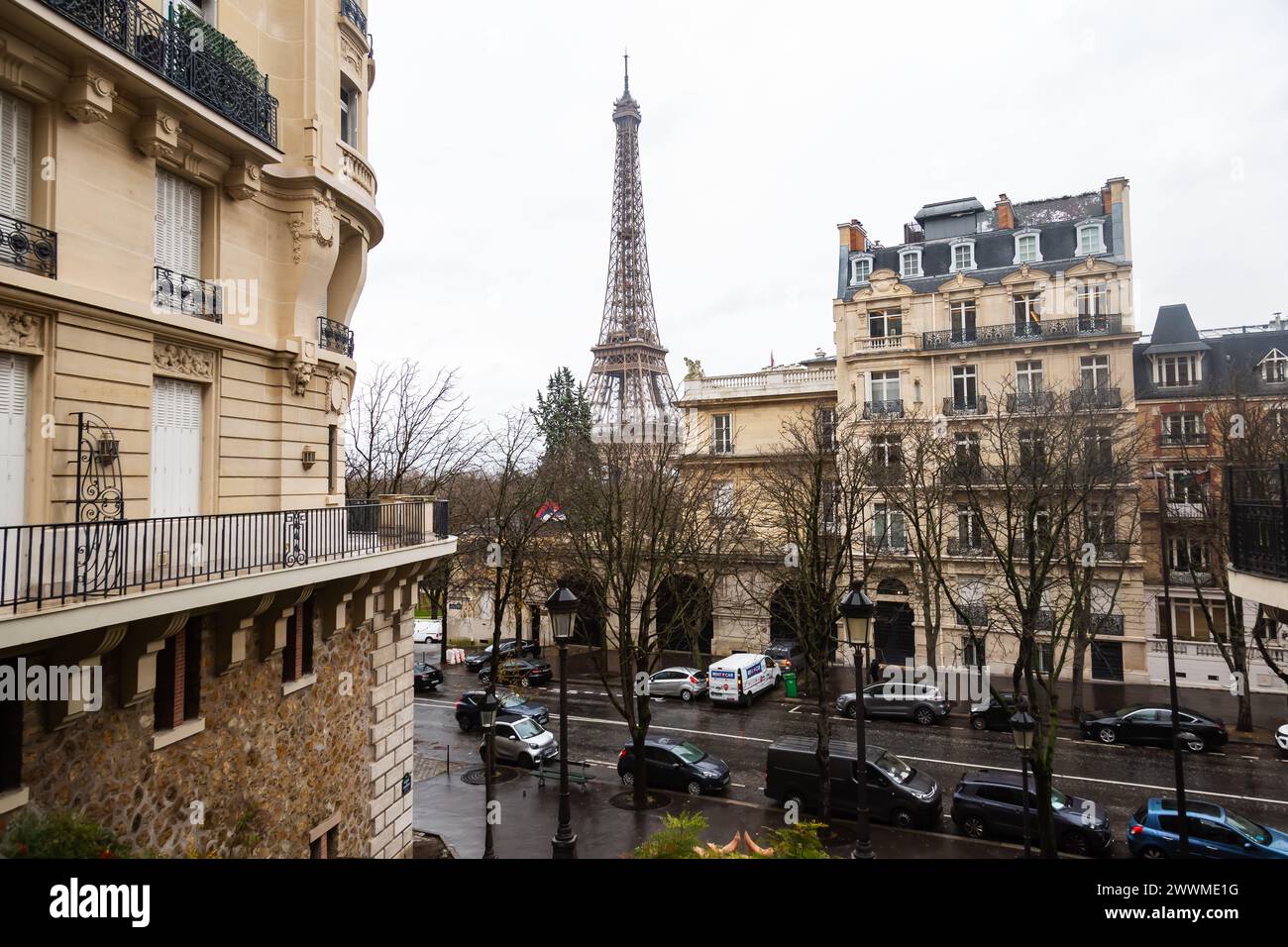 5. Dezember 2023 - Eiffelturm mit Wohnungen und Häusern im Vordergrund, Avenue de Camoens, Paris, Frankreich. Stockfoto