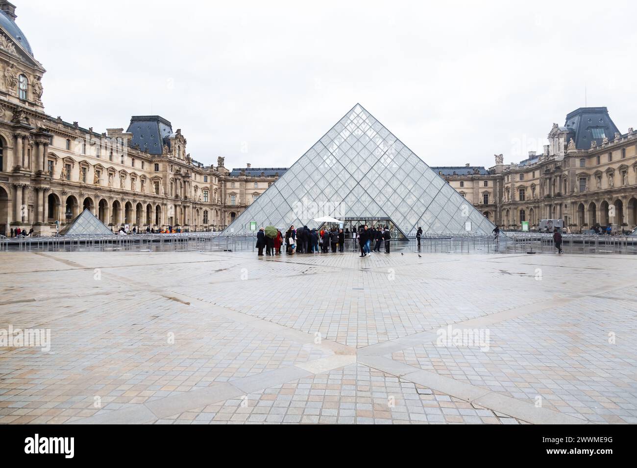 5. Dezember 2023 - Touristen vor der Glaspyramide am Eingang des Louvre-Museums in Paris, Frankreich Stockfoto