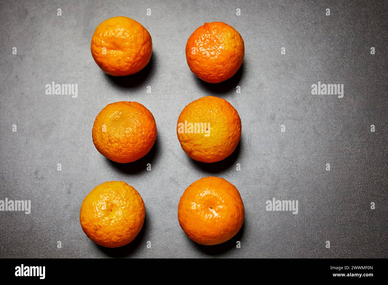 Reifes Orangenobst auf dem Tisch Stockfoto