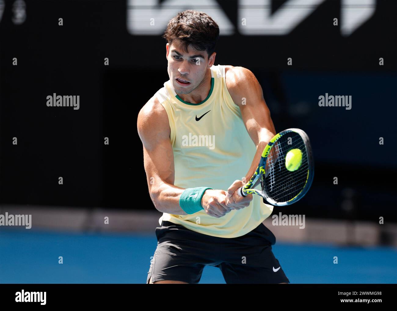 Carlos Alcaraz (ESP) in Aktion bei den Australian Open 2024 im Melbourne Park, Melbourne, Victoria, Australien. Stockfoto