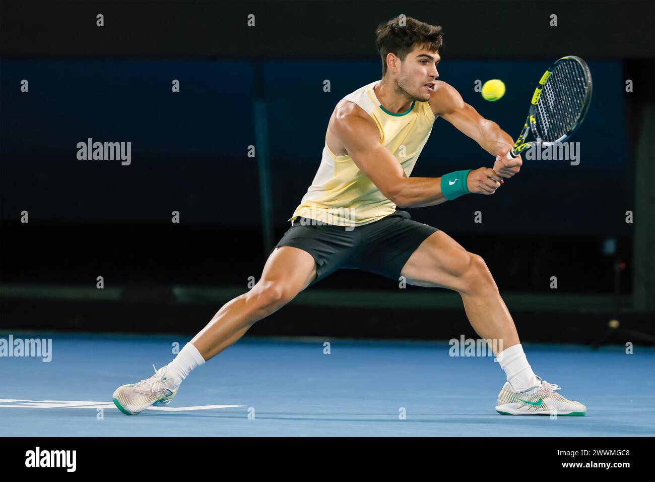 Carlos Alcaraz (ESP) in Aktion bei den Australian Open 2024 im Melbourne Park, Melbourne, Victoria, Australien. Stockfoto