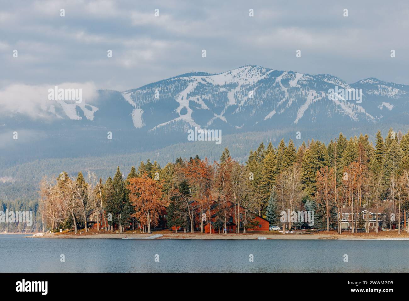 Whitefish Lake mit Bäumen, Häusern und Skipisten in den Whitefish Mountain Stockfoto