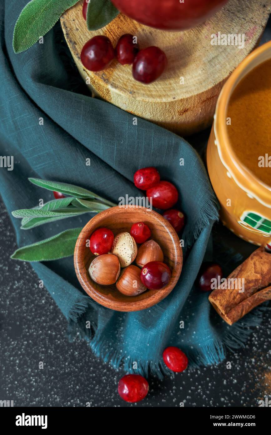 Zimt Gewürz Kaffee Drink Cranberries Walnüsse Salbei Serviette Zimt Stockfoto