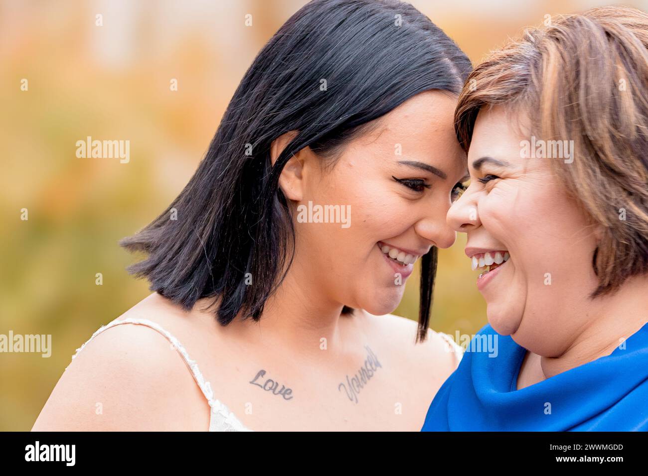 Mutter und Tochter lachen am Hochzeitstag Stockfoto