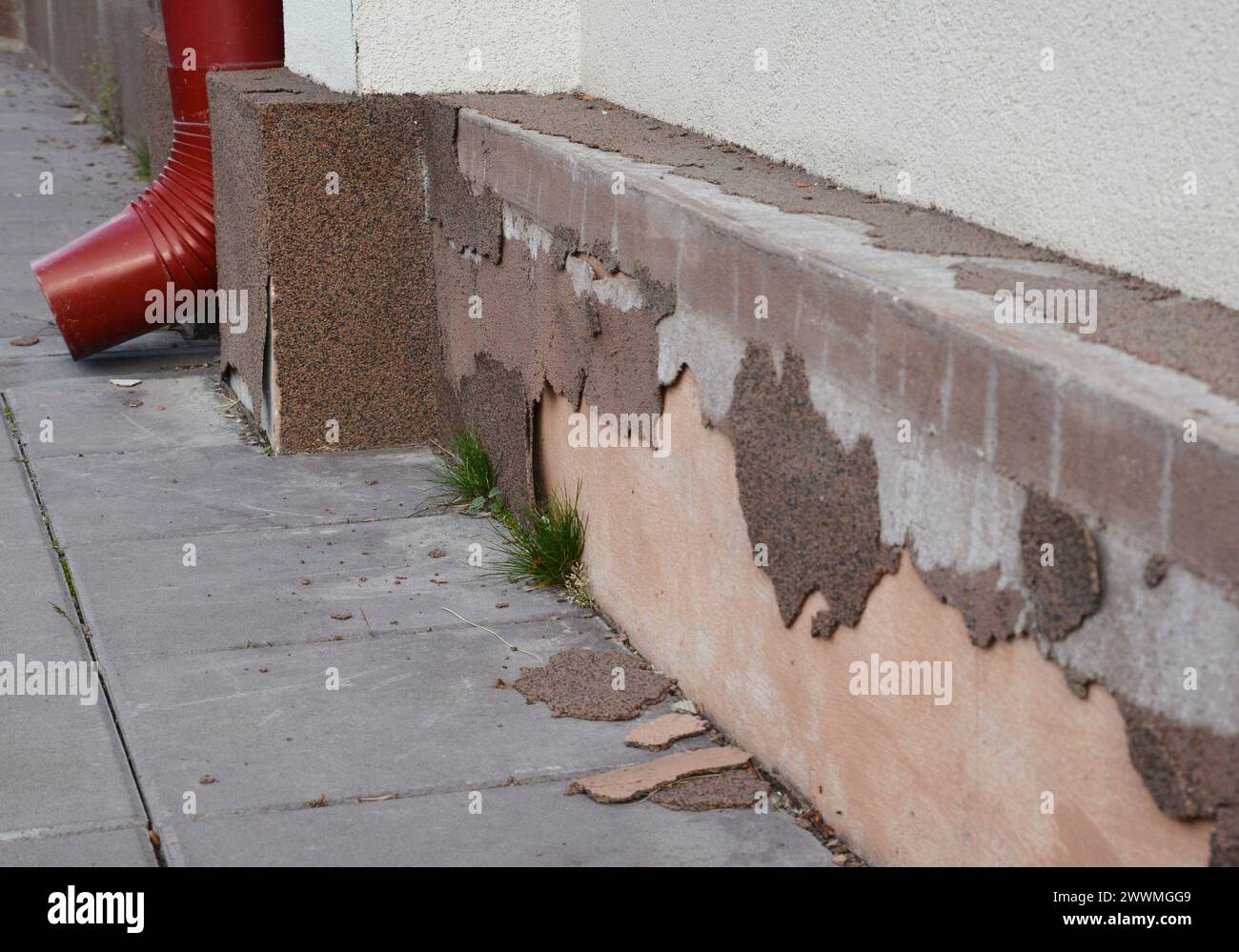 Schlechte Abdichtung der Hausgründung. Hausgründungsreparatur durch Feuchtigkeit aus Regenrinne fallrohr im Problembereich. Sockelfundament-Reparatur Stockfoto