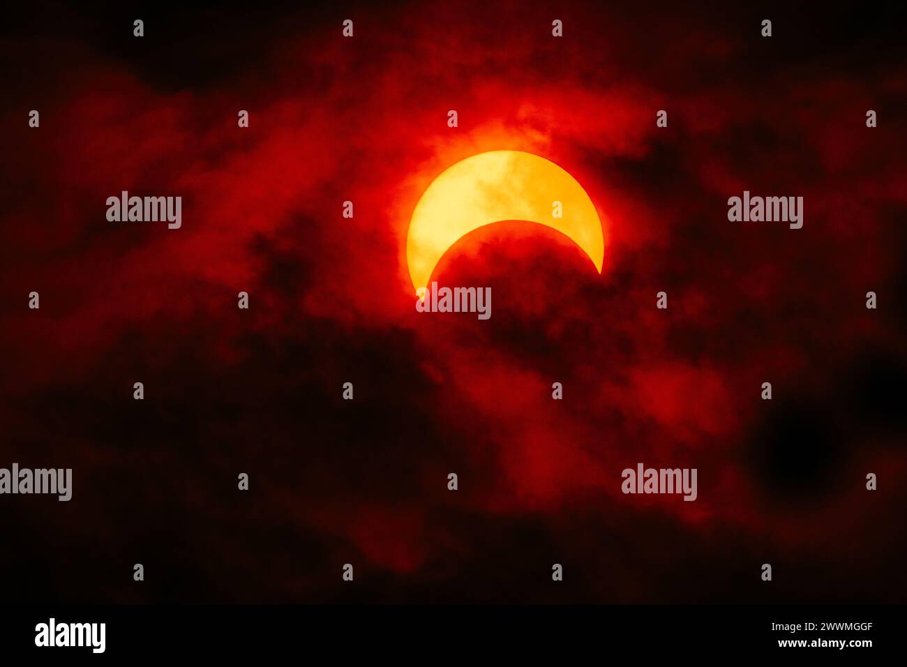 Lebendige partielle Sonnenfinsternis, die durch Teleskop erfasst wird Stockfoto
