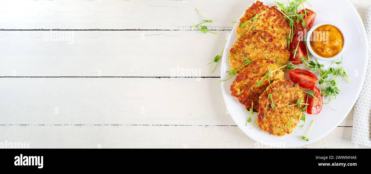 Kartoffelknuspern oder Pfannkuchen mit Sauce. Europäische Küche. Koscheres Essen. Veganes Essen. Draufsicht, Banner Stockfoto