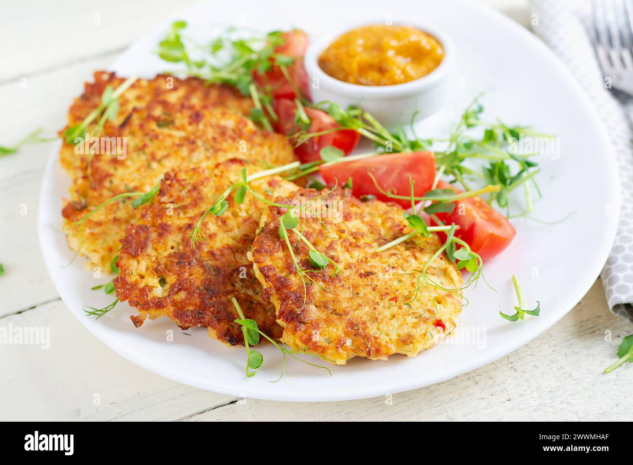 Kartoffelknuspern oder Pfannkuchen mit Sauce. Europäische Küche. Koscheres Essen. Veganes Essen. Stockfoto