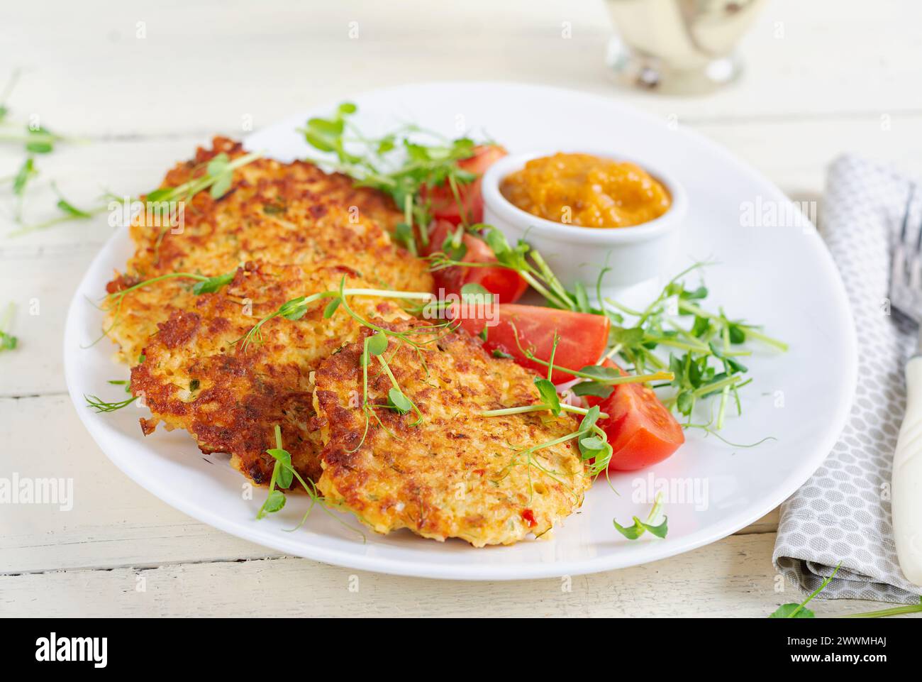 Kartoffelknuspern oder Pfannkuchen mit Sauce. Europäische Küche. Koscheres Essen. Veganes Essen. Stockfoto
