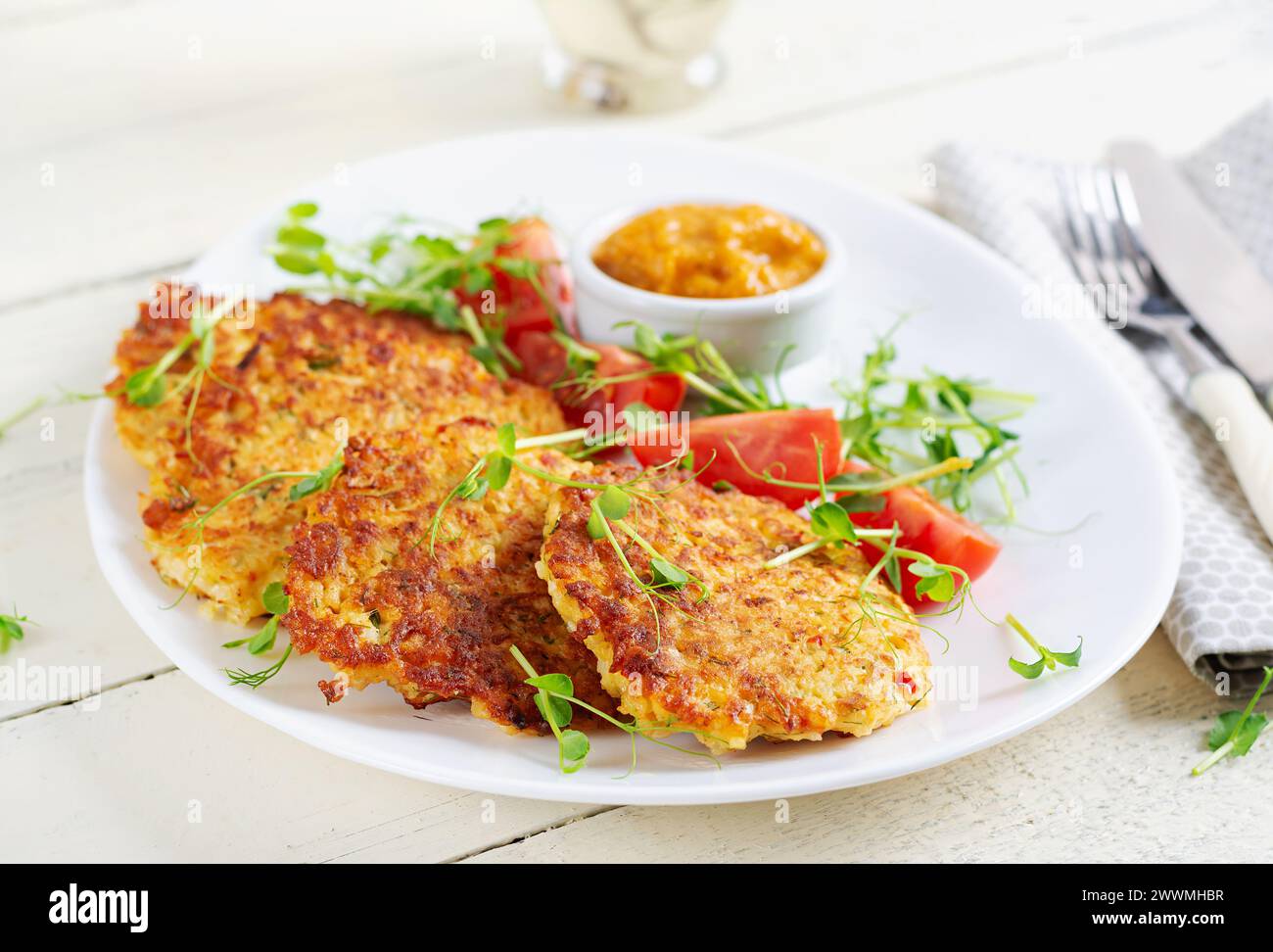 Kartoffelknuspern oder Pfannkuchen mit Sauce. Europäische Küche. Koscheres Essen. Veganes Essen. Stockfoto