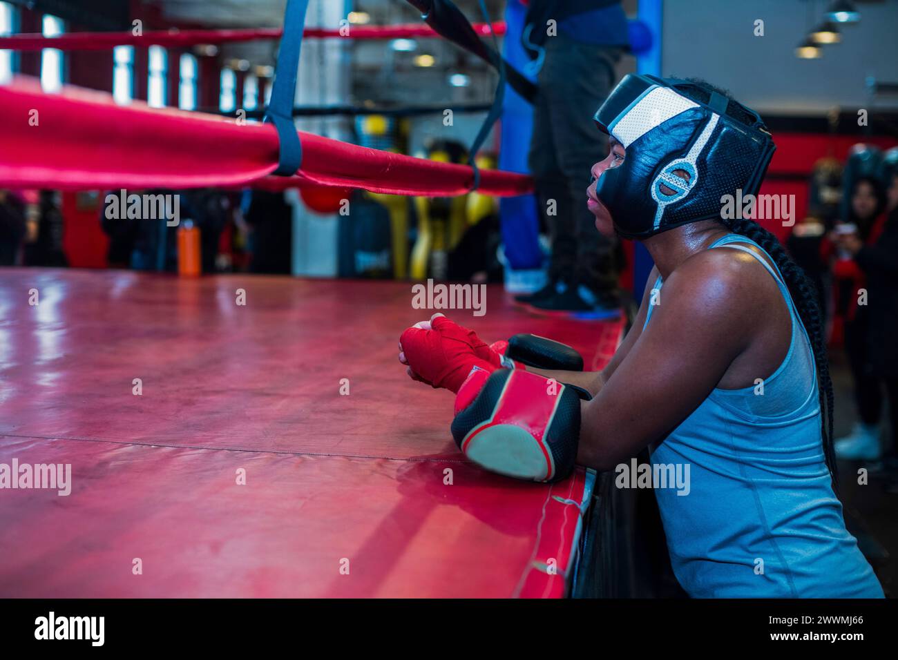 Junge Mädchen, die in einer Boxklinik im örtlichen Fitnessstudio teilnehmen Stockfoto